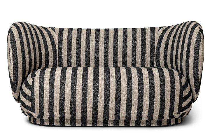 Rico soffa från Ferm Living är en svängd liten soffa i randigt tyg, en soffa som blir lika mycket inredningsdealj som möbel med sitt utstickande formspråk.