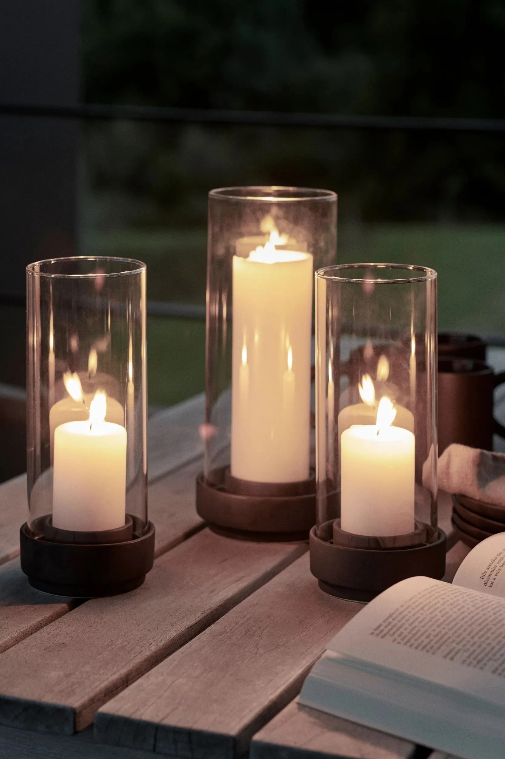 Hurricane ljuslyktor från Stelton hjälper till att skapa stämning på din fina uteplats och finns i flera storlekar och färger att välja bland.