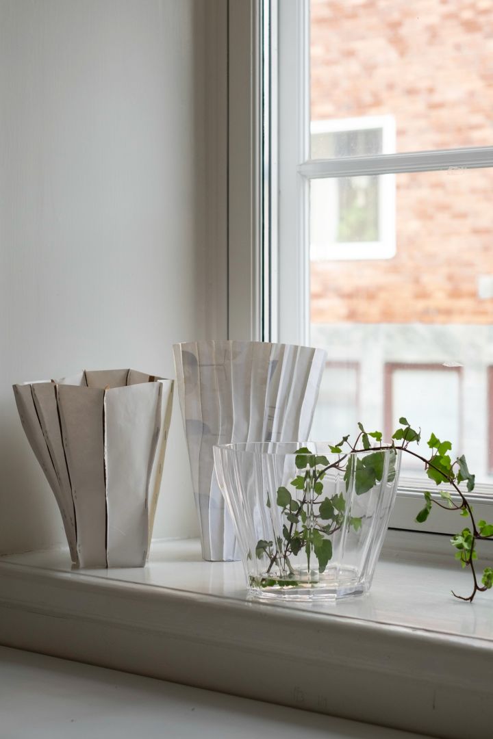 Bild som visar Reed-vaserna från Orrefors, formgivna av Monica Förster, här i form av prototyper. placerade i ett stort fönster.