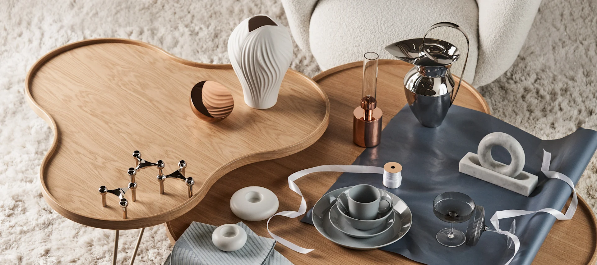 Presentbord på Flower bord från Swedese med mortel i marmor från DHS, Oljelykta från Klong, Teema-porslin från Iittala, Vas från Cooee, Stoff Nagel ljusstake, Ripple champagneglas och kökshanddukar från NJRD.