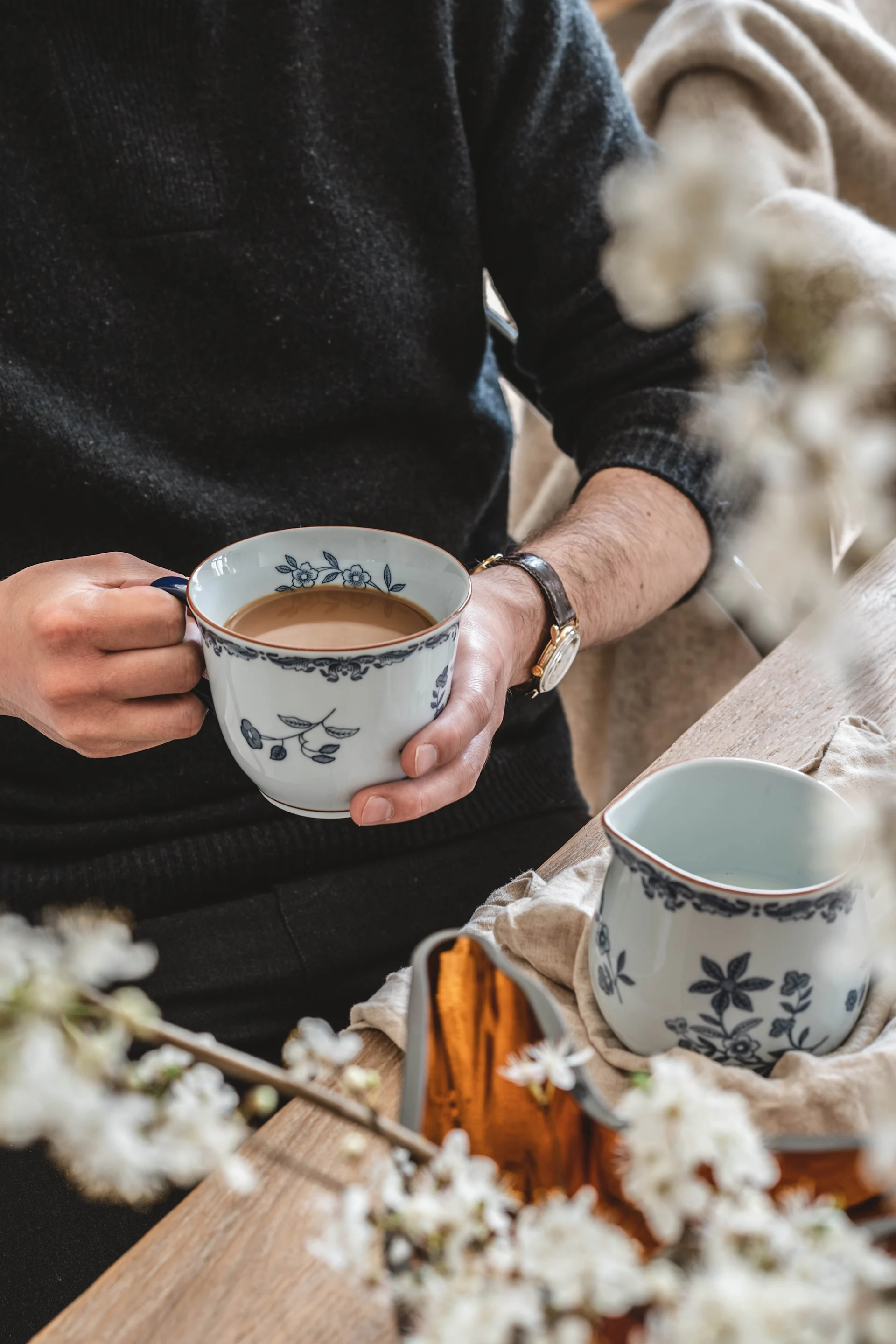 Ett presenttips till den designintresserade och uppskattad klassisk bröllopspresent är Ostindia porslin från Rörstrand, här mugg med öra, i vitt med blåa blommor.