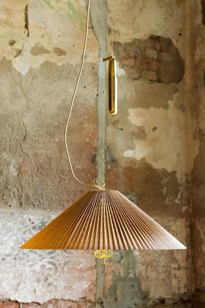 A1972 taklampa från Gubi är en konformad taklampa i bambu med detaljer i massiv mässing.