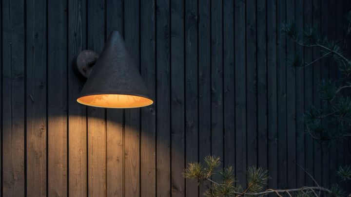 Tratten utelampa från Örsjö Belysning, en riktig klassiker som ger fasaden och uteplatsen både ljus och långlivad design.