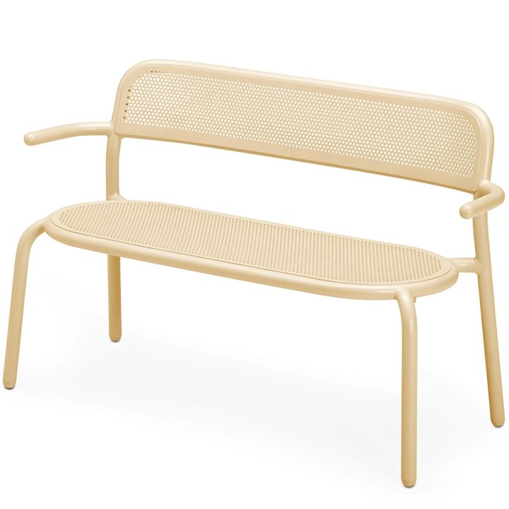 Toni Bankski soffa i färgen sandy beige från Fatboy, en liten soffa perfekt för balkongen eller uteplatsen.