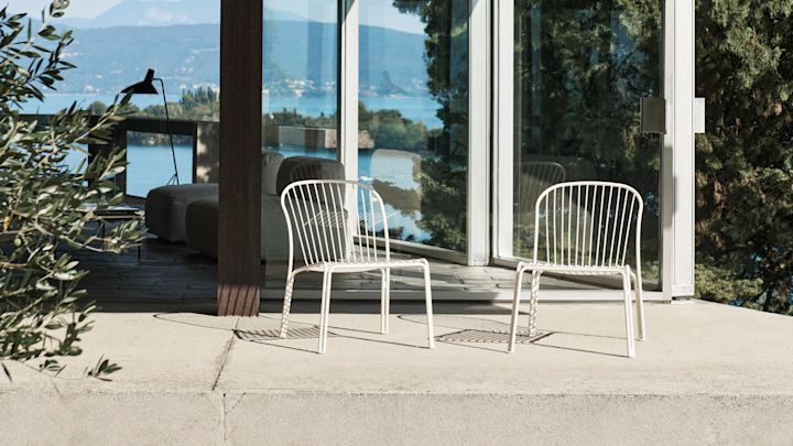 Bild som visar Thorvald loungestolar i färgen ivory från &Tradition.