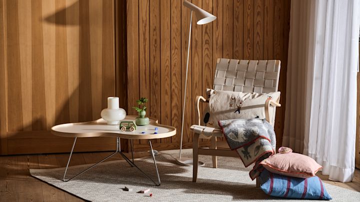 Lekfullt men tidlöst, Eva fåtölj från Bruno Mathsson tillsammans med Flower bord från Swedese och AJ golvlampa från Louis Poulsen. Lekfulla detaljer med kuddar i färg och mönster från Ferm Living.