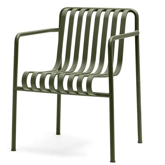 Pallisade karmstol i färgen olive från HAY är en stol som passar bra som balkongstol eller som trädgårdsstol för den större uteplatsen.