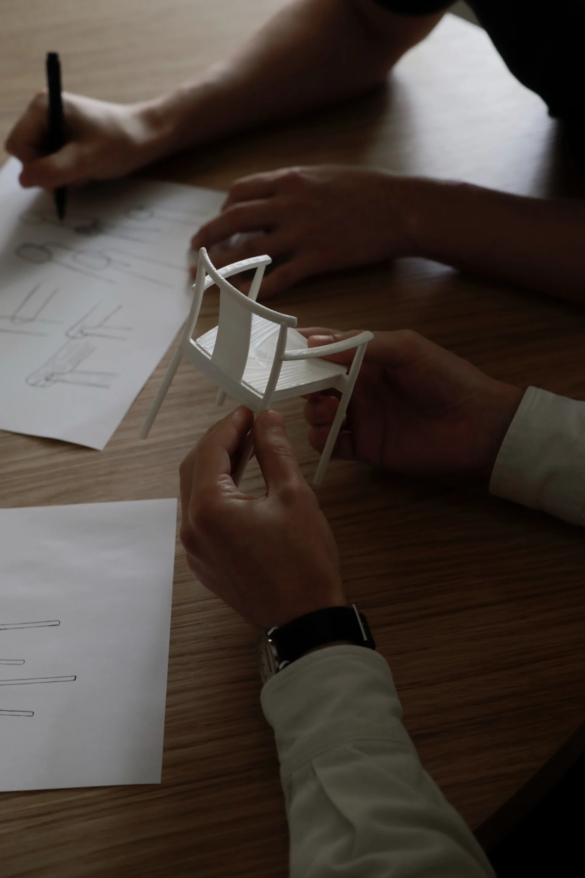 Bild som visar prototyp i miniatyr av Merkur stol från Audo Copenhagen.