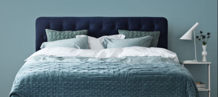 Hitta rätt säng hos svenssons.se - här en kontinentalsäg med blå sängkläder. 