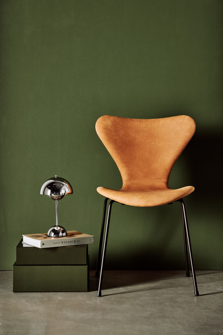 Sjuan stol med klädd lädersits från Fritz Hansen, formgiven av Arne Jacobsen.
