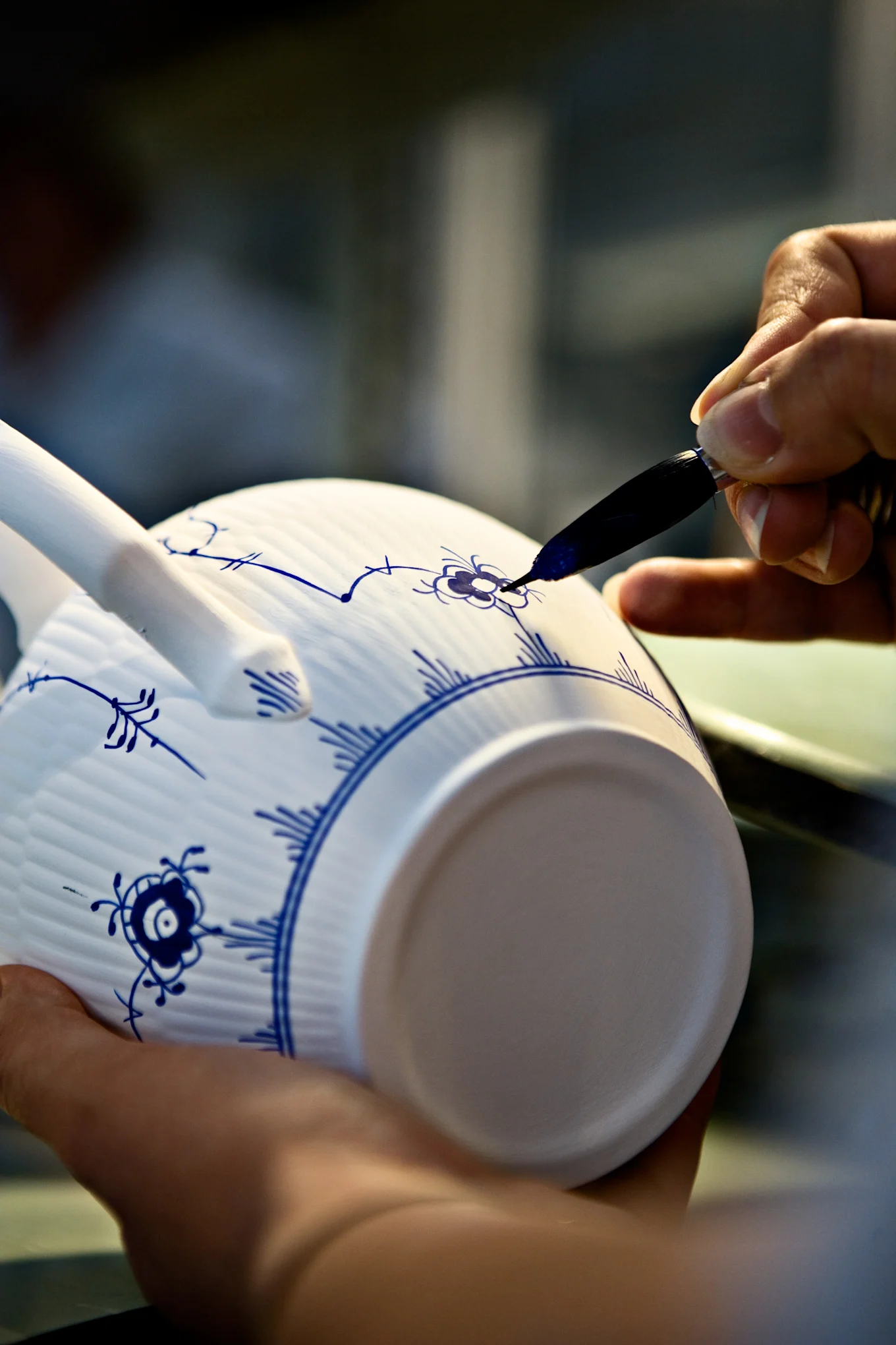 Handmålning av mugg från Royal Copenhagen.