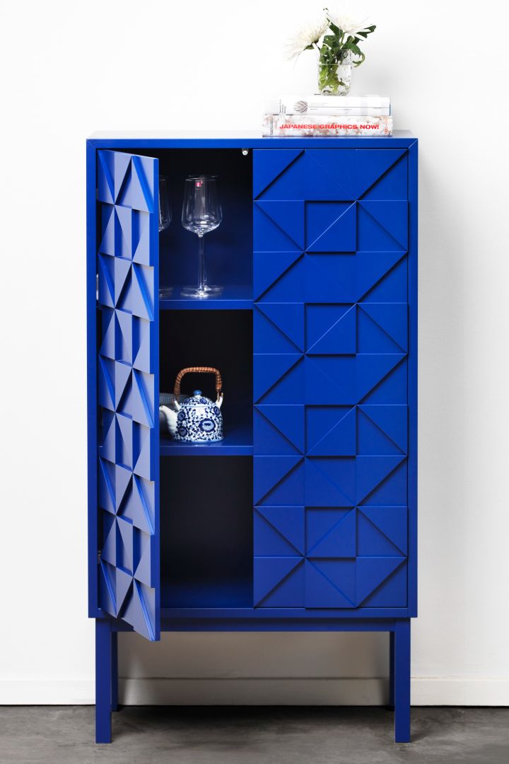 Collect 2011 skåp i blått är formgivet av Sara Larsson för det svenska möbelvarumärket A2, tillverkad i Småland.