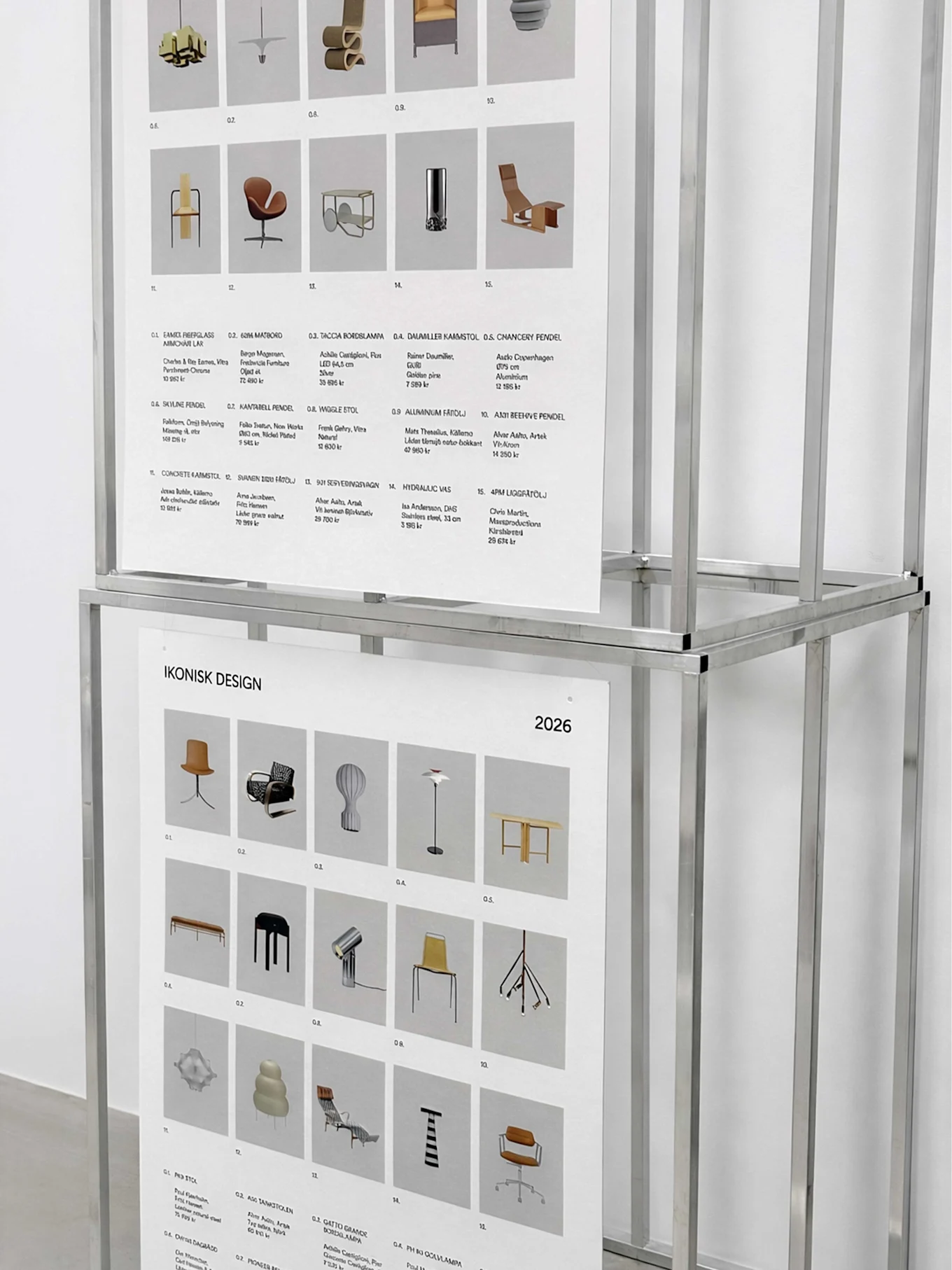 Två affischer i en metallram visar rutnät med olika moderna möbeldesigner, inklusive stolar, taklampor, golvlampor och bord.