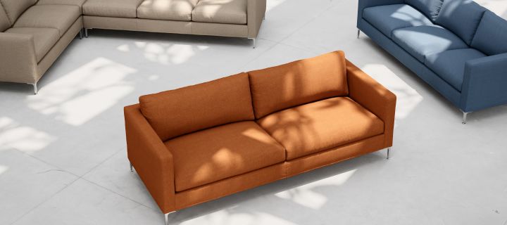 Alex 2-sits-soffa i färgen rust från svenska varumärket Fogia.