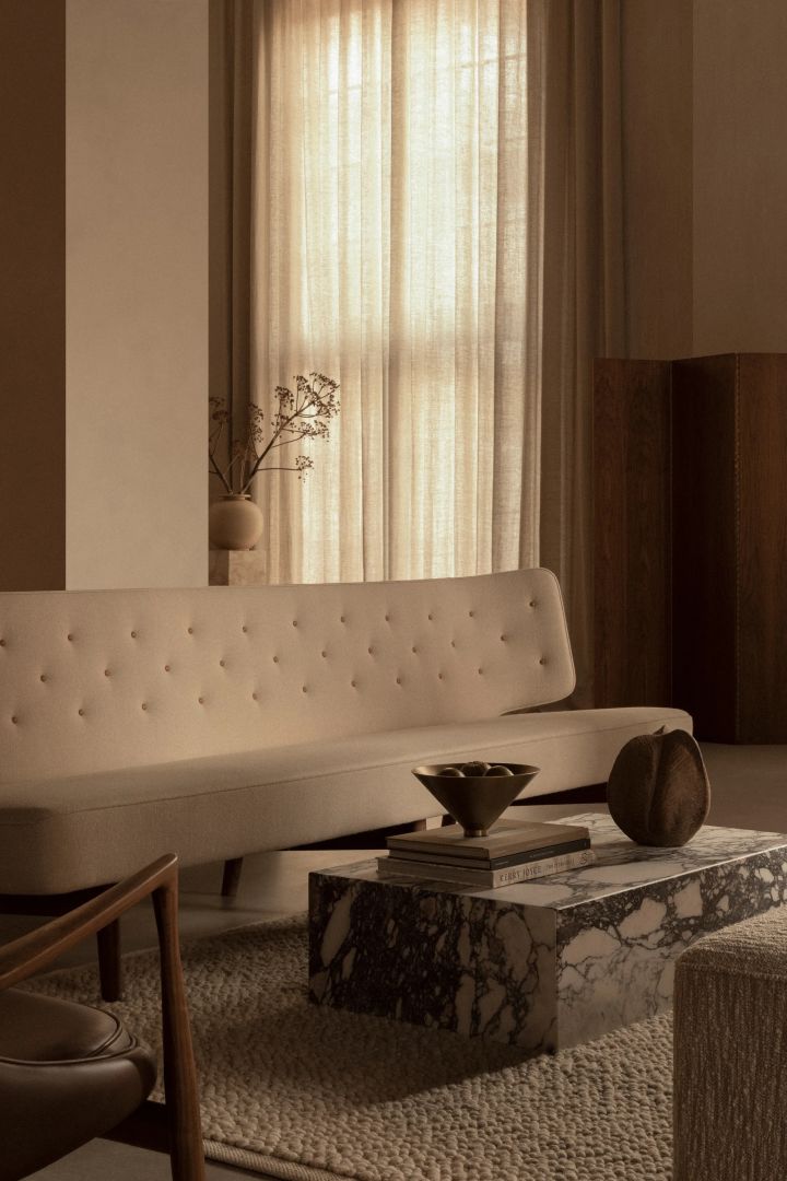 Så väljer du rätt soffbord, bild som visar Plinth soffbord i marmor från varumärket Audo Copenhagen, ett rektangulärt, tungt soffbord i massiv marmor.