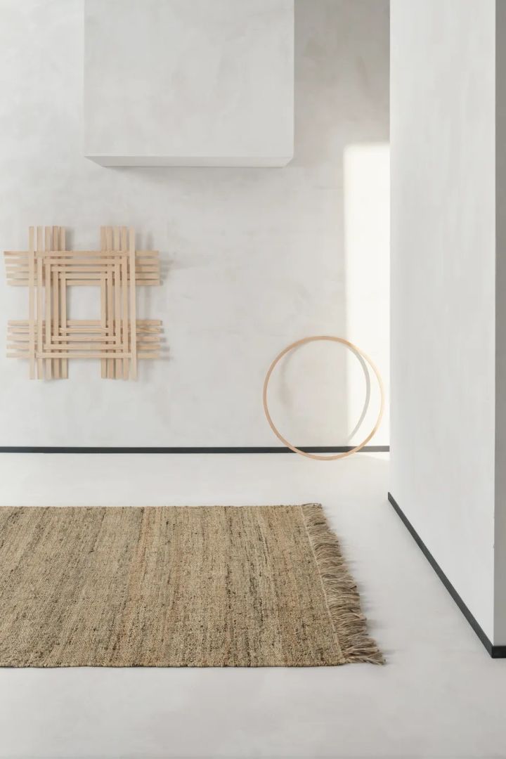 Välj rätt matta som exempelvis Nessa jutematta från Linie Design, här placerad i ett helt vitt rum där den naturfärgade nyansen och fransarna kommer fram på ett fint sätt.
