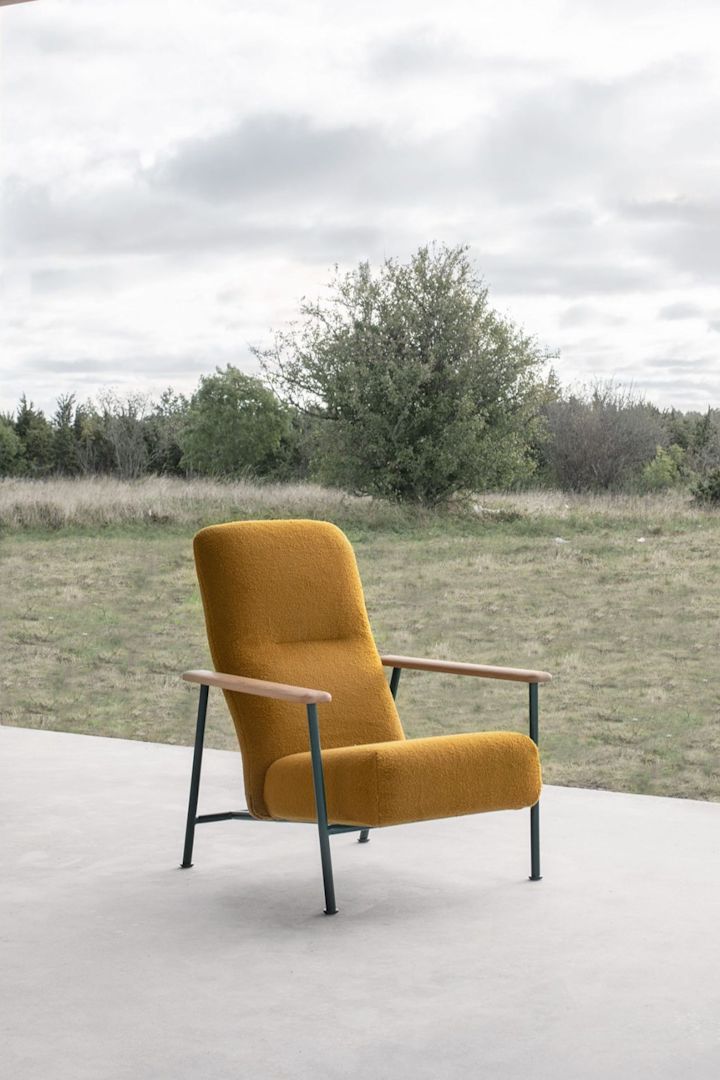 Jump Easy chair fåtölj i gult från Massproductions placerad utomhus på betong