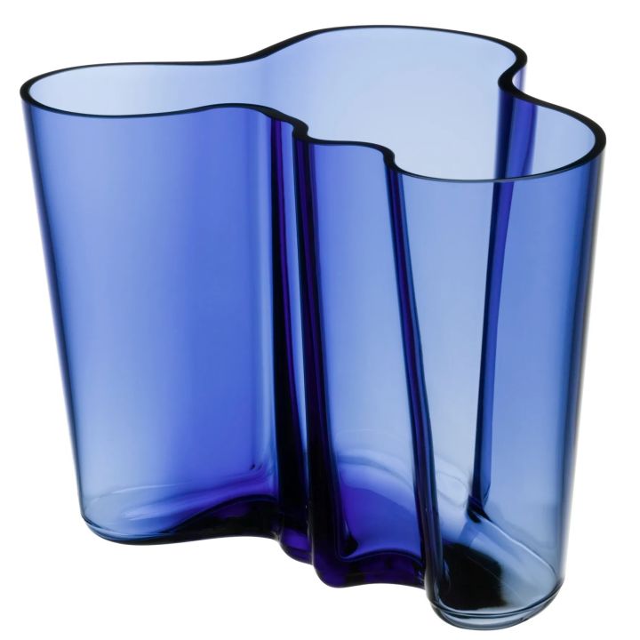 En riktig klassiker bland vaser är Alvar Aalto vas från Iittala, här i färgen ultramarinblå.