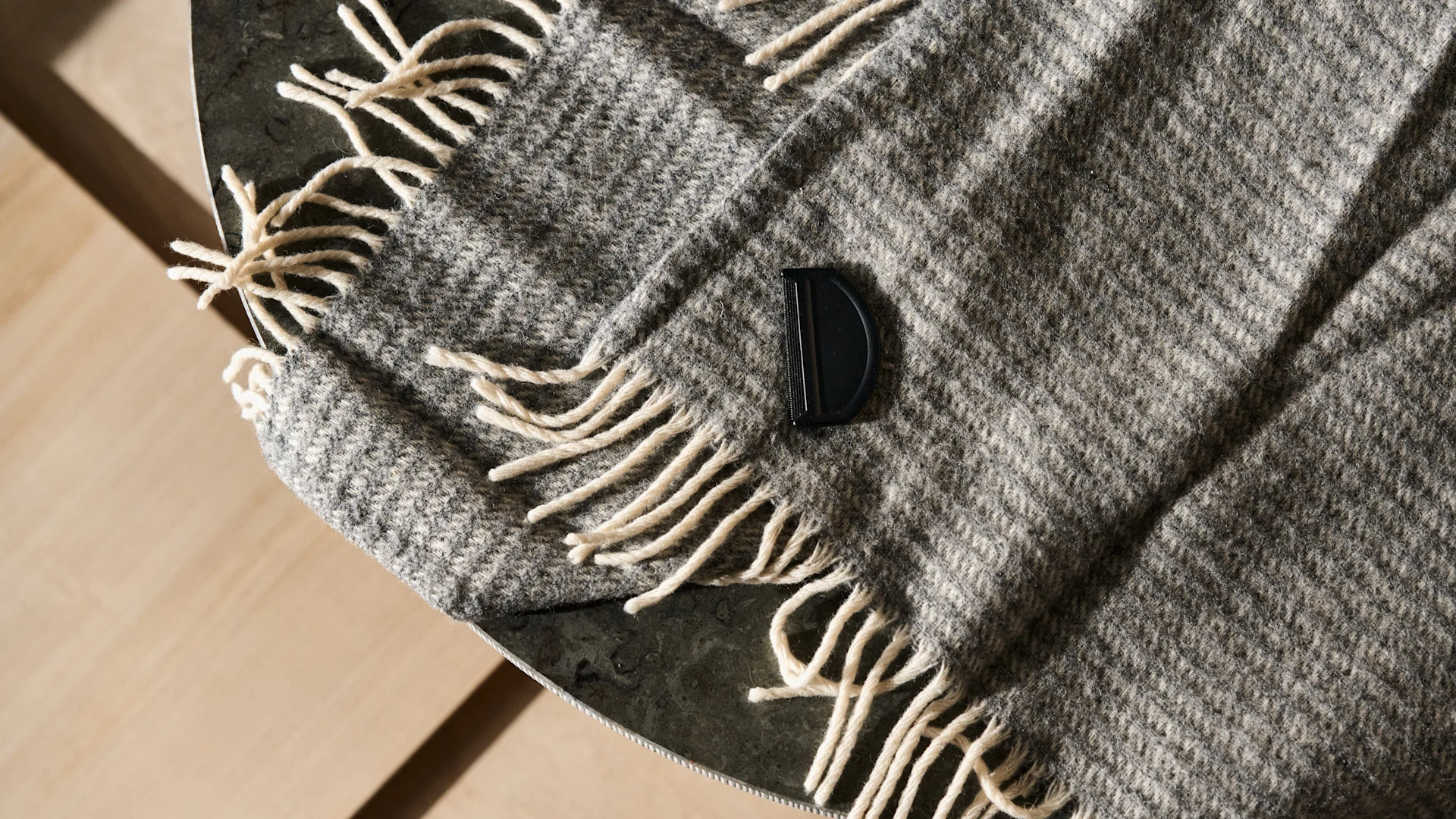 Ralph ullpläd grå med tillhörande stålkam från Klippan Yllefabrik.