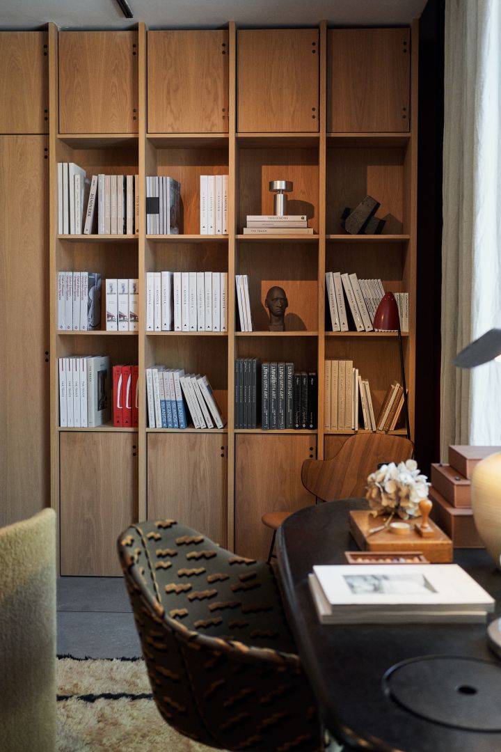 Bild som visar kontorsplats med bokhylla i ek från Audo Copenhagens showroom i Köpenhamn.
