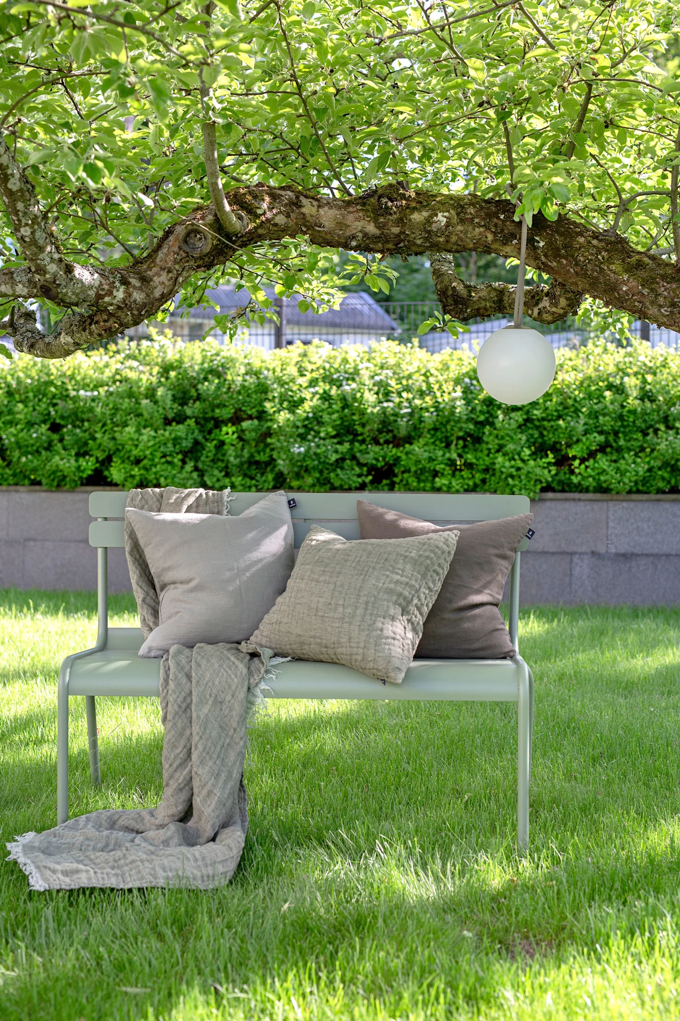 Hannelin pläd från Himla är fin att inreda uteplatsen med och finns i flera olika färger, här i färgen herbary.