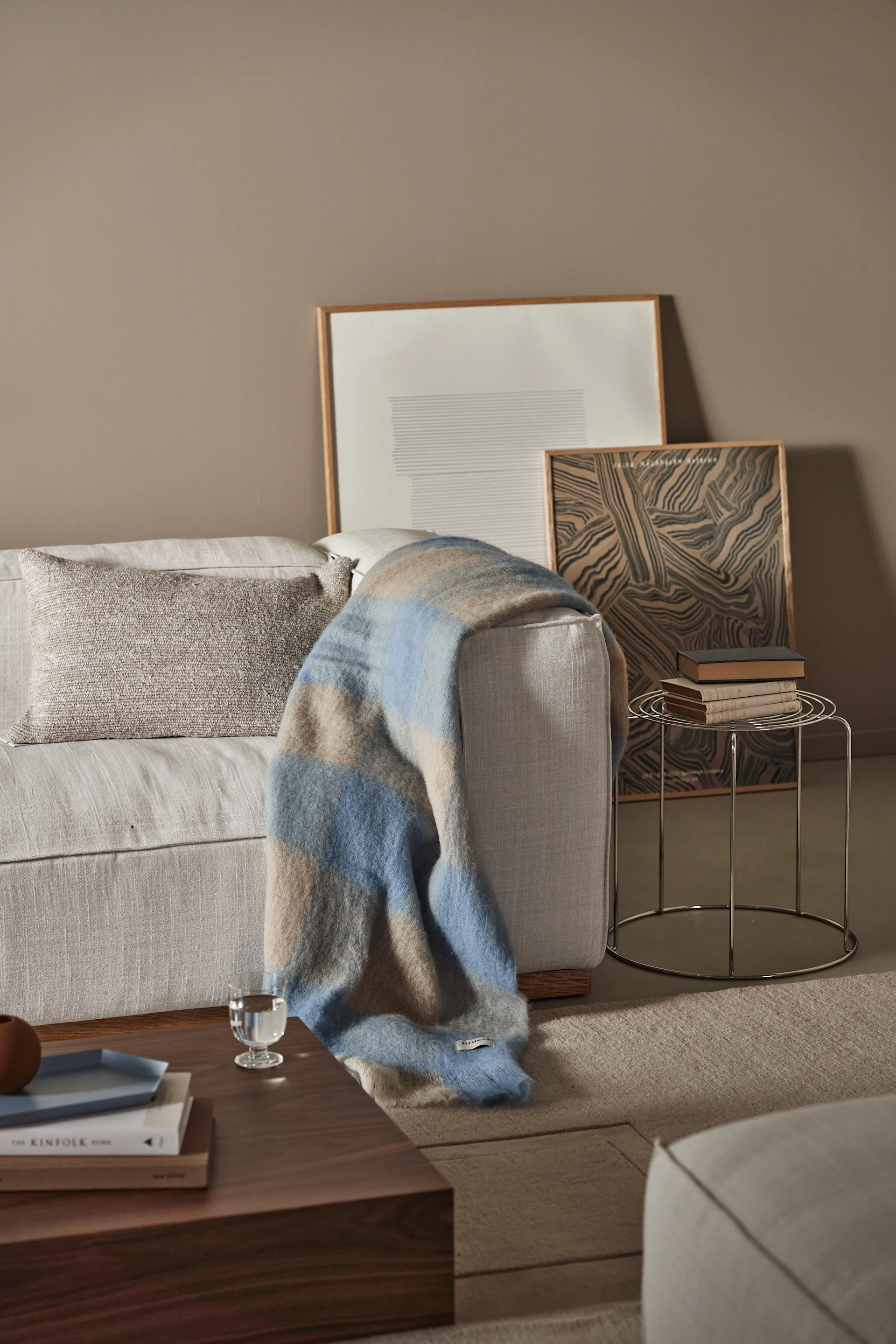 Inred för ett snyggt vardagsrum med rätt soffa, här Bergsdal soffa i färgen oslo nature från 1898.