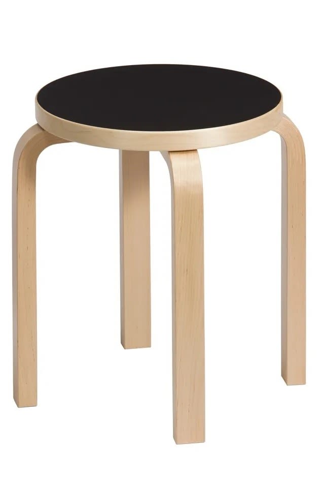 E60 pall från Artek är formgiven av Alvar Aalto, en riktig designklassiker bland möbler, här i björk och svart.
