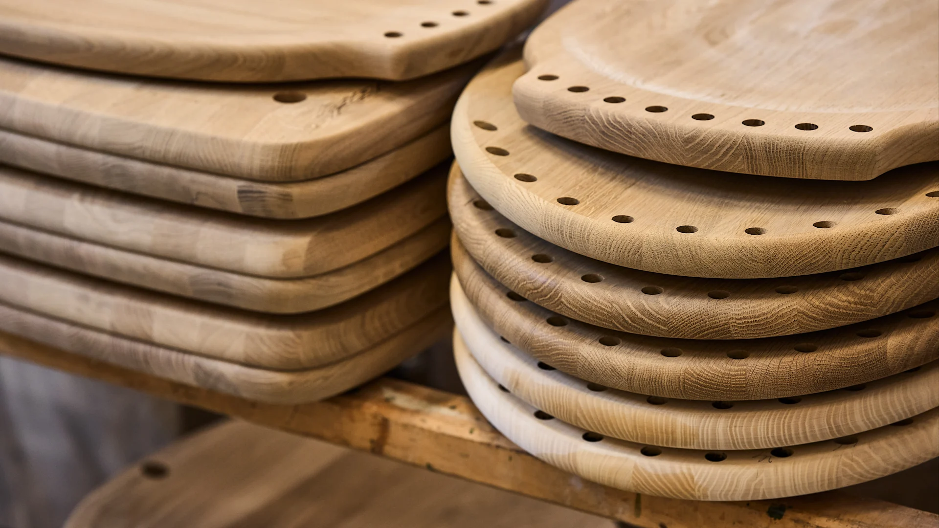 Färdiga sitsar till Lilla Åland-stolar redo att monteras på Stolabs fabrik.