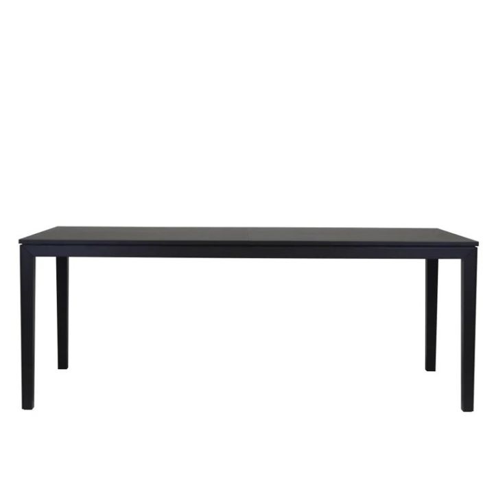 Edge matbord med iläggsskivor från Englesson har en stilren design med raka linjer. Ett generöst matbord som går att göra större vid behov med hjälp av iläggsskivor.