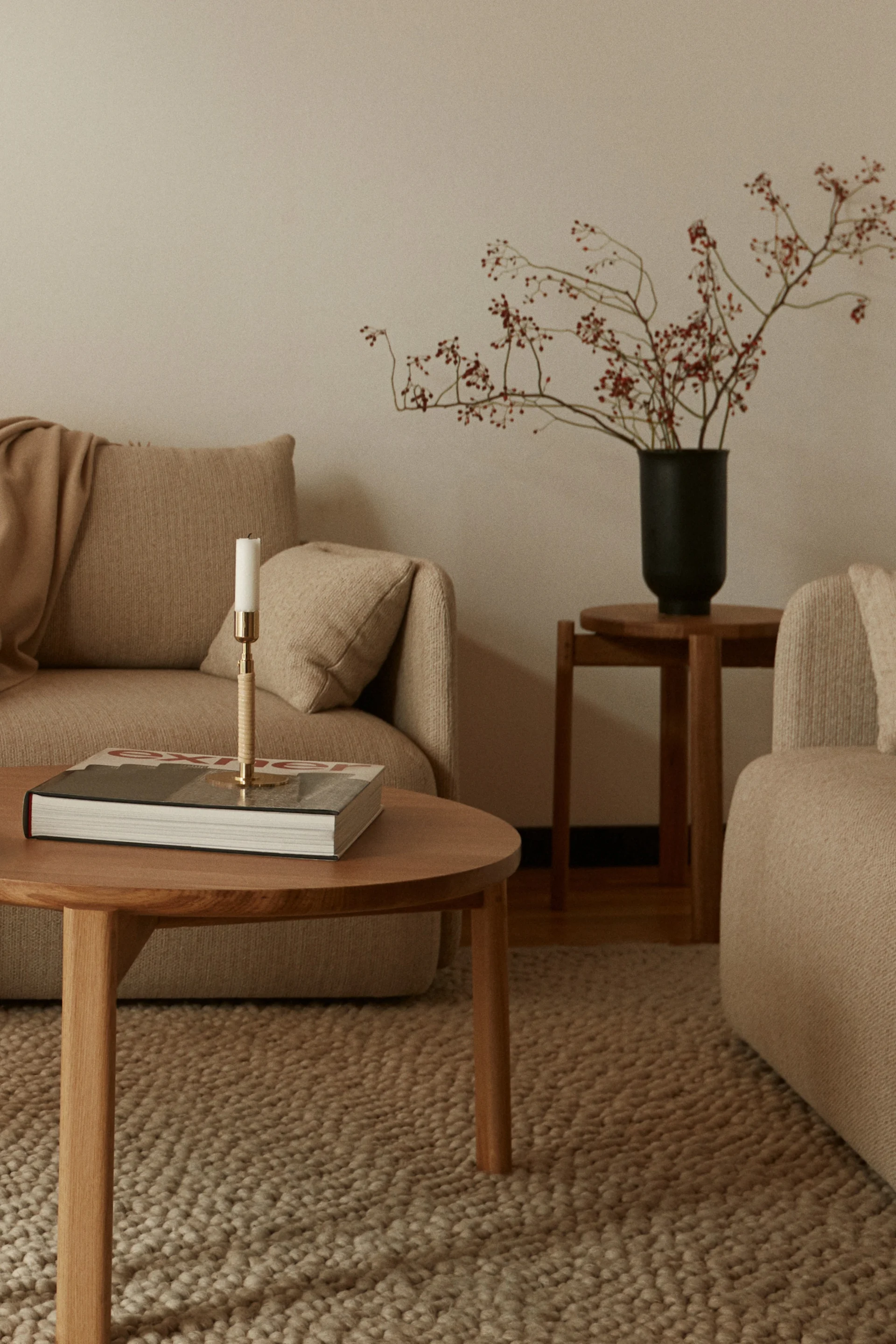 Så väljer du rätt soffbord, bild som visar Passage soffbord i ek från Audo Copenhagen.