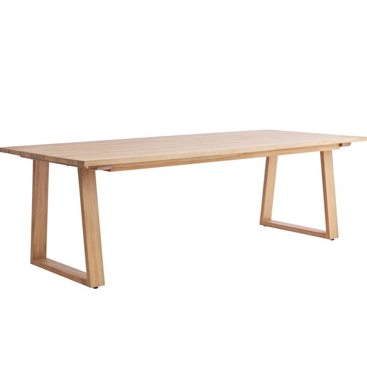 Nyholm matbord i teak, ett utebord perfekt för den större balkongen eller uteplatsen, från varumärket 1898.