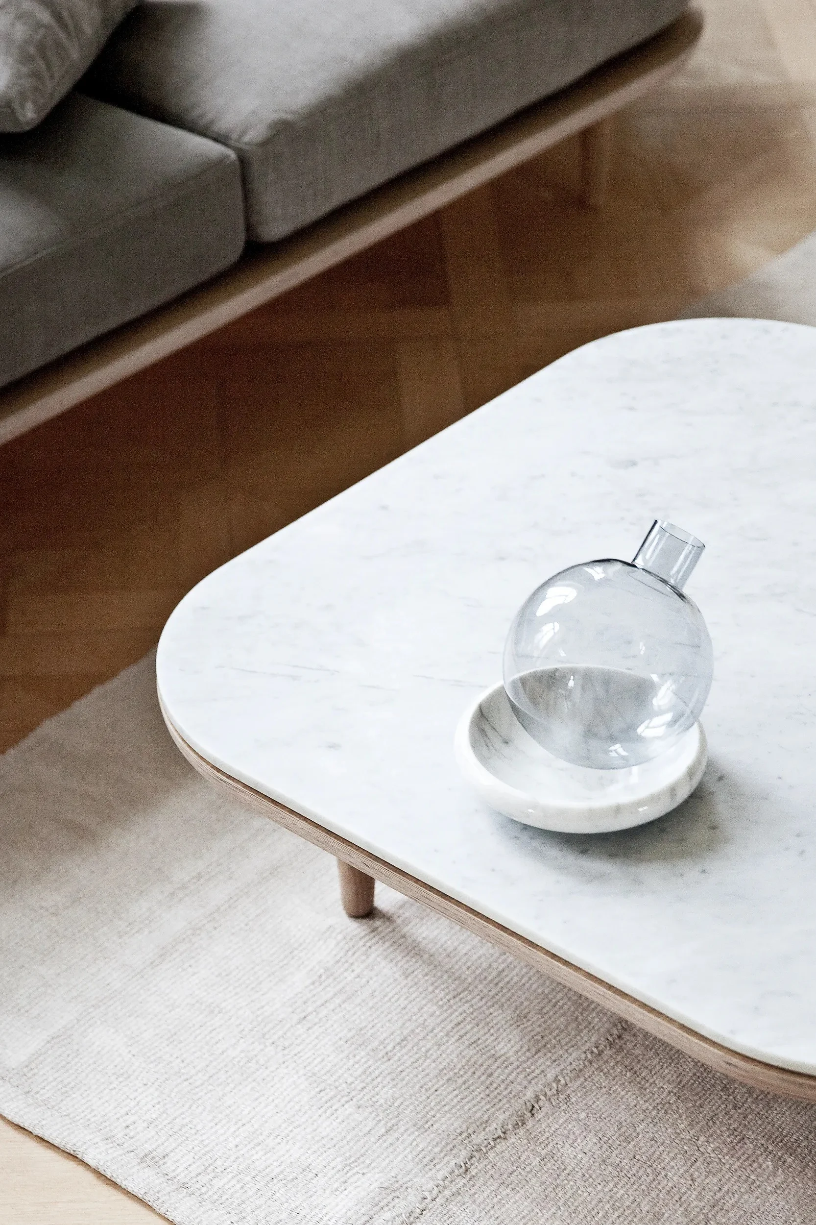 Att rengöra marmor och ta hand om marmorprodukter är inte särskilt svårt, med regelbunden rengöring håller sig marmorskivan fin länge. Här Fly soffbord med vit marmorskiva från &Tradition.