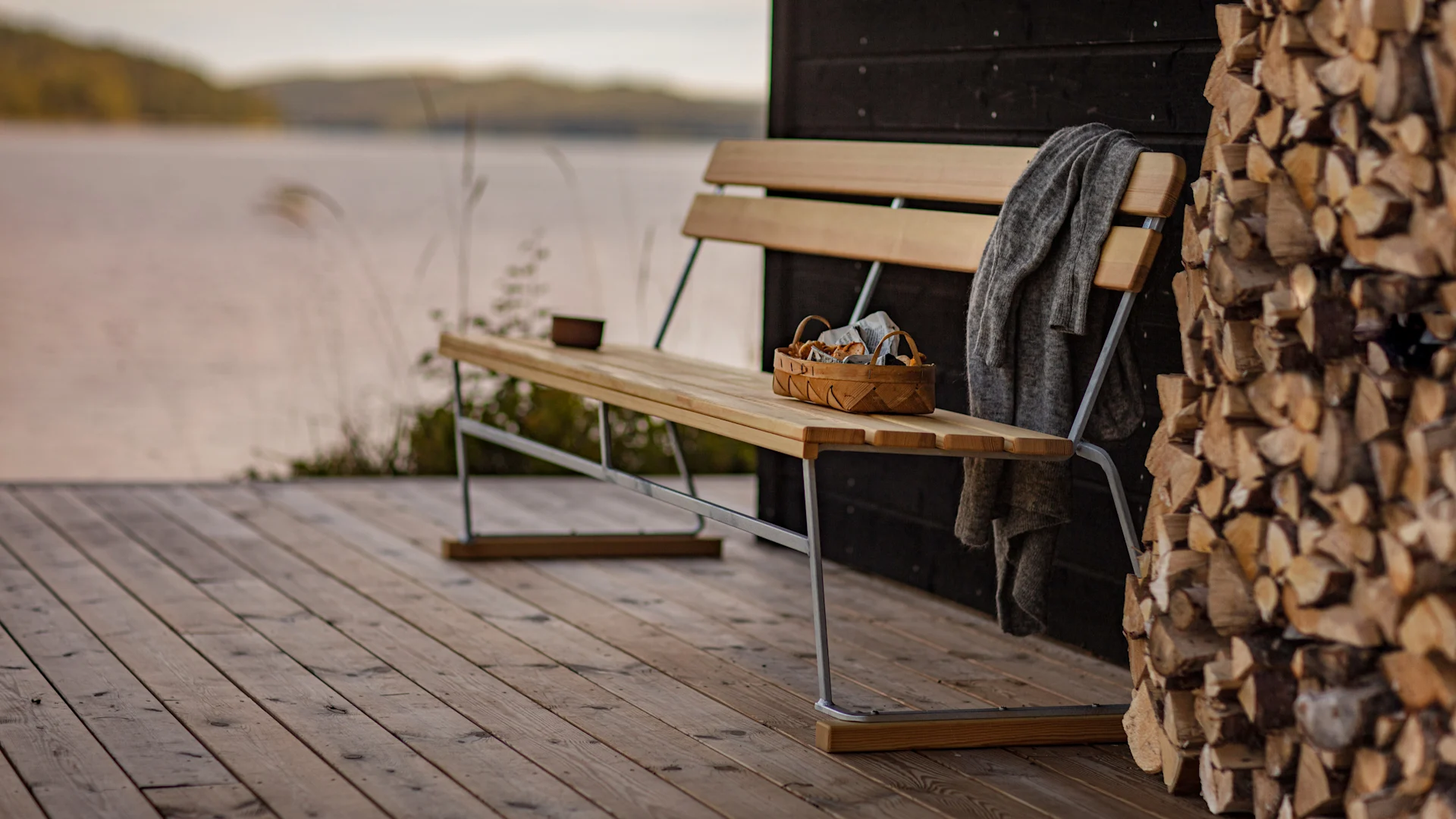 Soffa 5 i furu från svenska Grythyttan Stålmöbler, exempel på klassiska trädgårdsmöbler som håller i generationer.