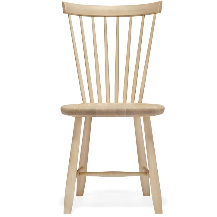 För den som önskar sig stilren, klassisk design att sitta på är Lilla Åland en perfekt stol att ge bort i julklapp, här i björk behandlad med naturell olja.