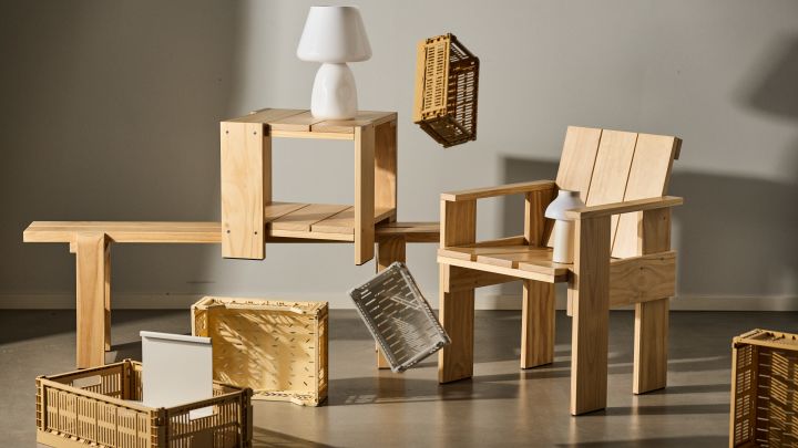 Bild som visar Crate utemöbler i furu från HAY, formgivna av Gerrit Rietveld.