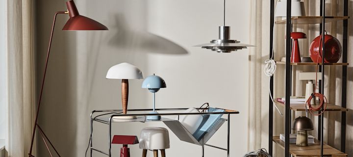 Bild som visar Alima rullvagn från &Tradition tillsammans med Flowerpot lampa i blått, Tripod golvlampa i rött, Herman bordslampa, Milk bordslampa, P376 taklampa och Como portabel bordslampa.