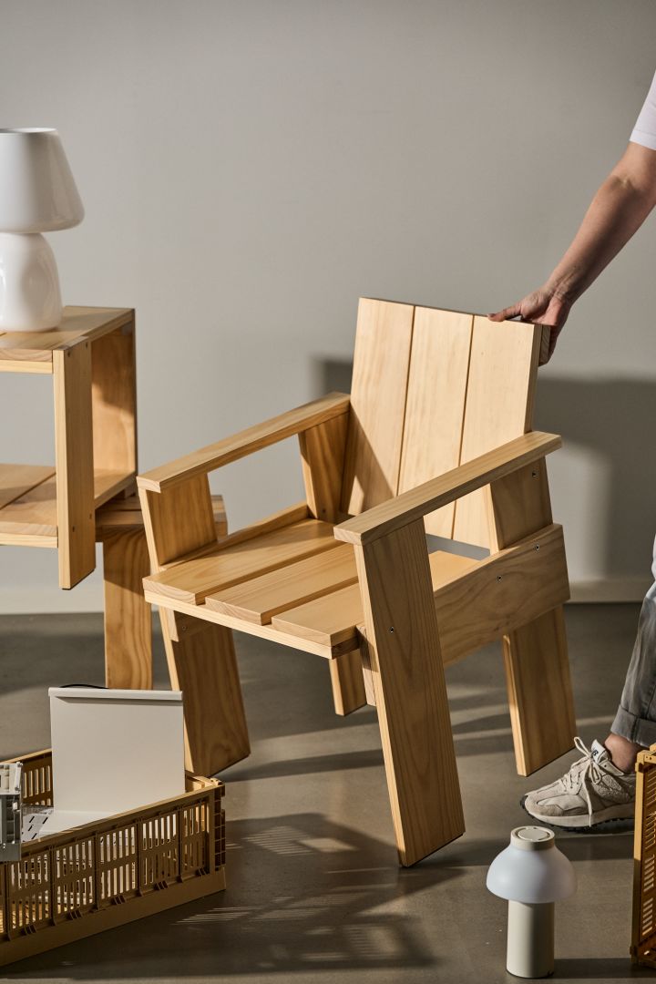 Bild som visar Crate karmstol i furu från HAY, formgiven av Gerrit Rietveld.
