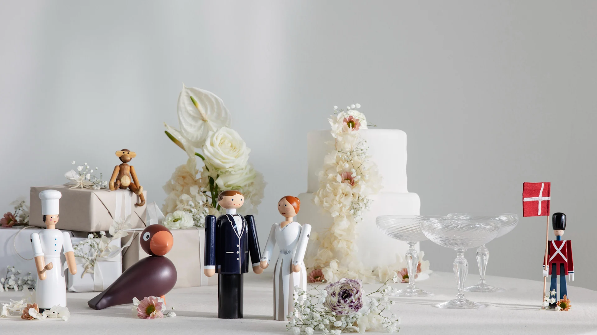 Presenttips till den designintresserade kan exempelvis vara träfigurer från Kay Bojesen. Brudparet i trä är ett perfekt exempel på klassiska bröllopspresenter som kan leva vidare som ett minne i brudparets hem.