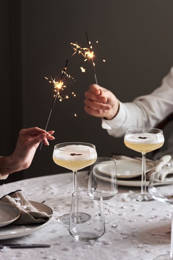 Till en enkel nyårsdukning är det viktigt att addera små detaljer som lyfter dukningen och gör den extra festlig, det kan vara en fin servettvikning, ett genomgående färgtema eller en hemmagjord drink.