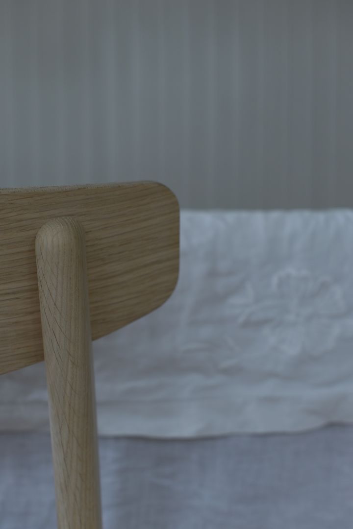 Hur inreder man med klassiska möbler & designklassiker, exempelvis genom att möblera matplatsen med klassiska stolar, som CH23 från Carl Hansen & Søn som har ett enkelt ryggstöd med fina detaljer.