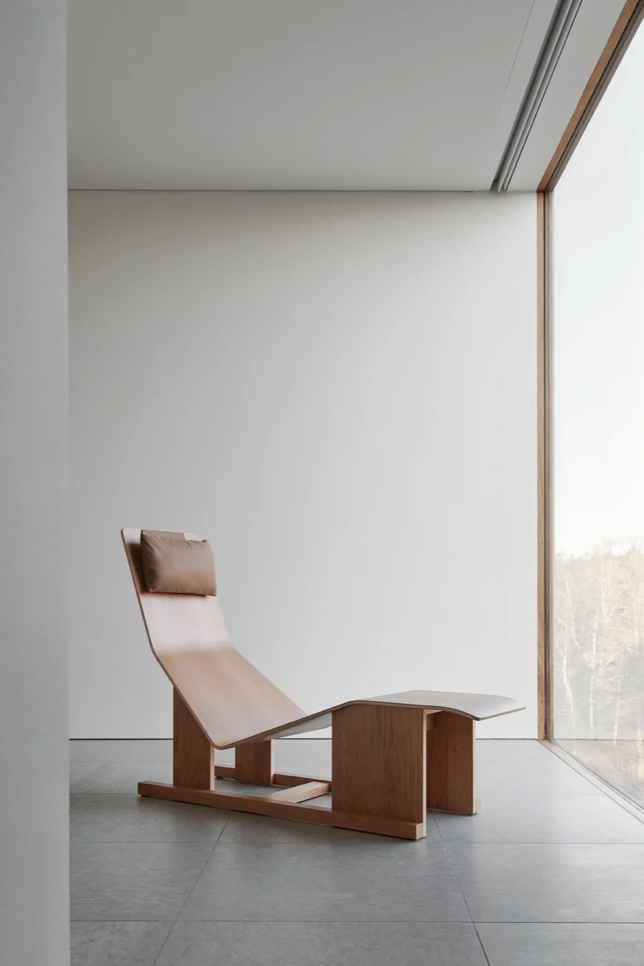 4pm stol designad av Chris Martin för Massproductions placerad i avskalad miljö