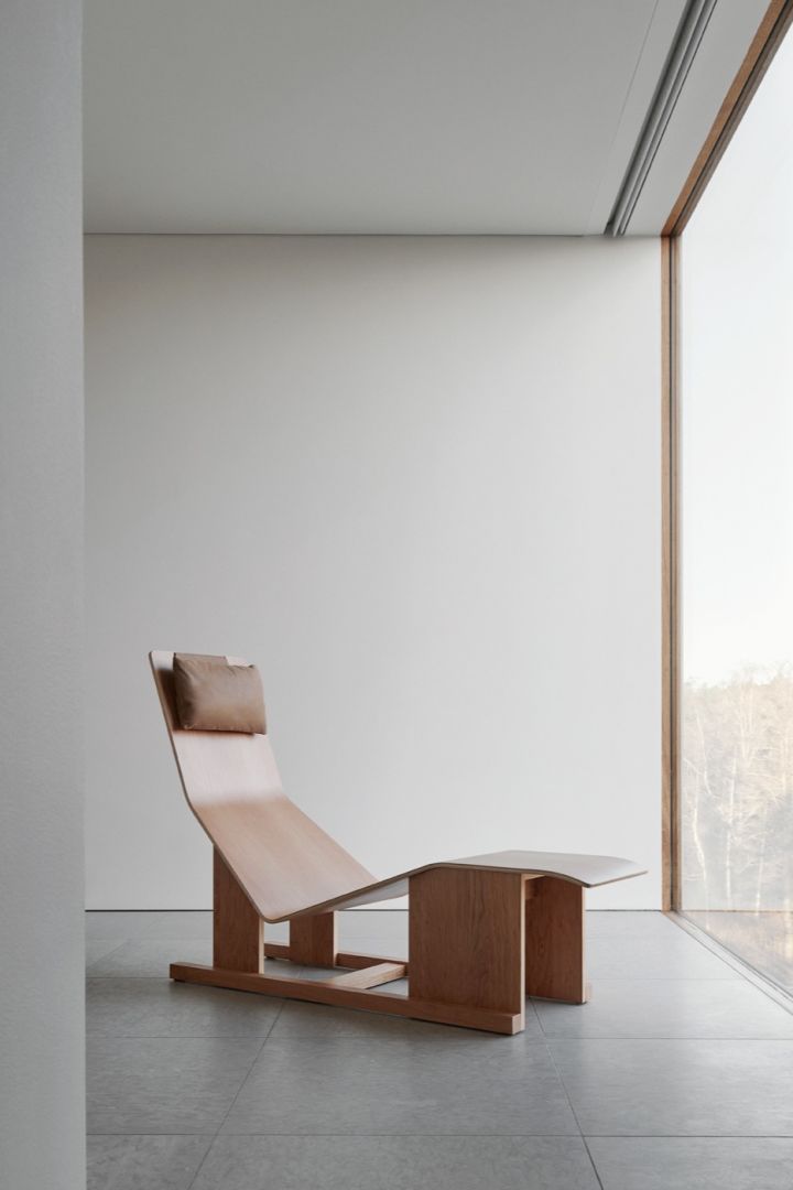 4pm stol designad av Chris Martin för Massproductions placerad i avskalad miljö